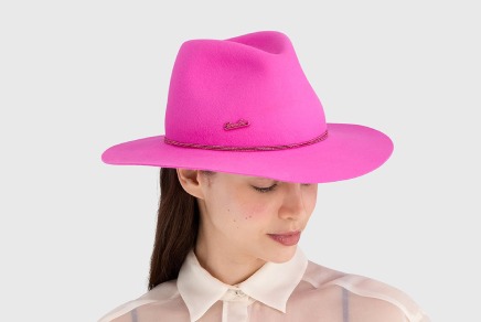 mujer con sombrero rosa